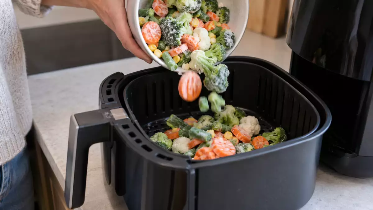 Verduras congeladas en la freidora de aire: ¿hay que descongelarlas antes de cocinarlas?