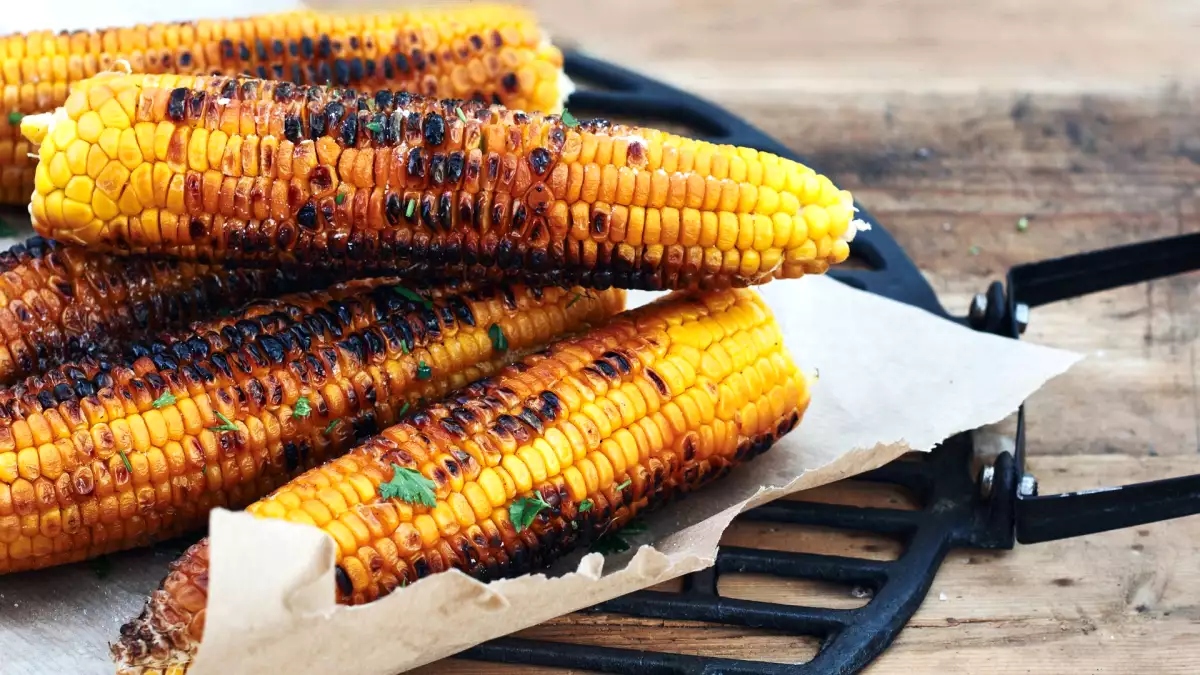 Cómo cocinar mazorcas de maíz: hervidas, al microondas, al horno o a la barbacoa