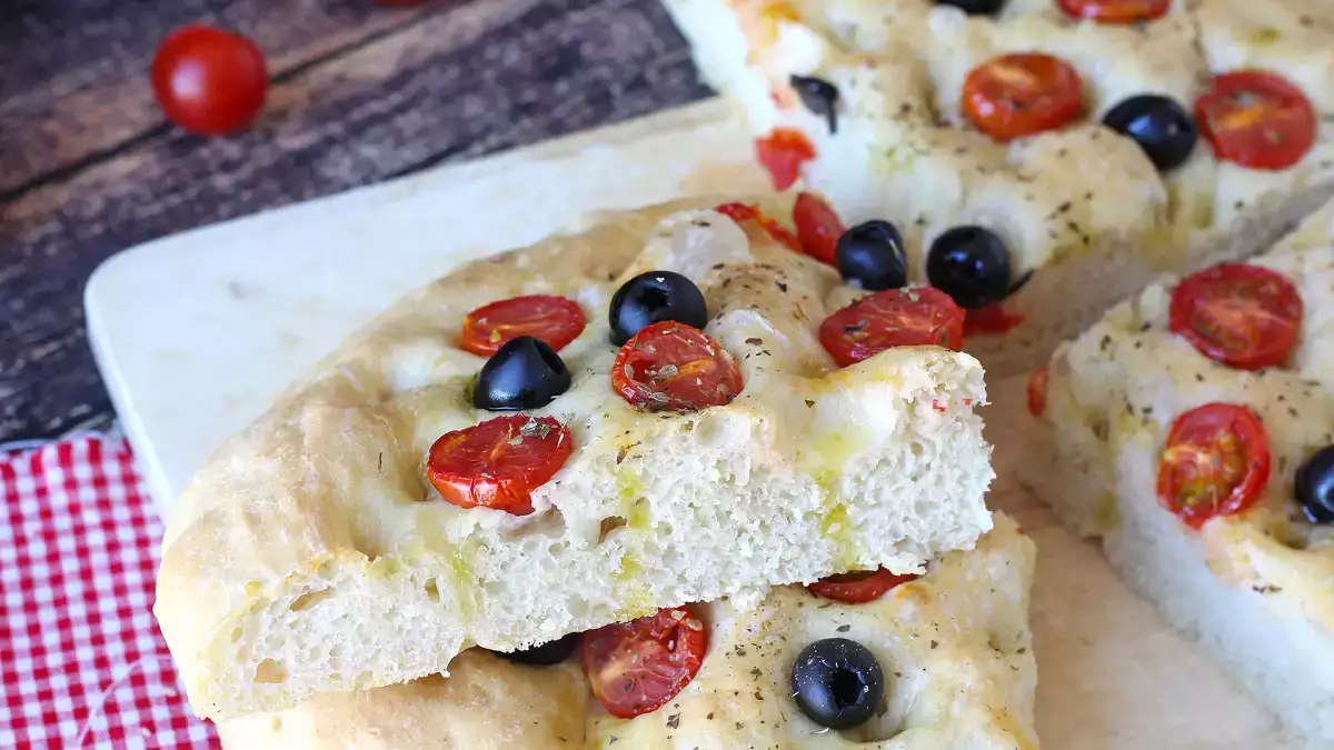 Focaccia esponjosa con tomates cherry y aceitunas: cómo conseguir una miga aireada