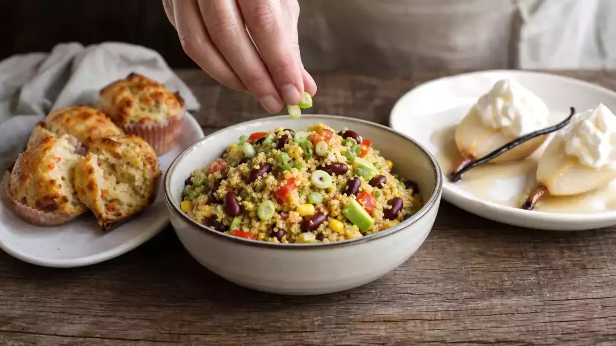 Menú diario, 6 de octubre: pizza muffins con mozzarella, ensalada proteica de quinoa y peras a la vainilla