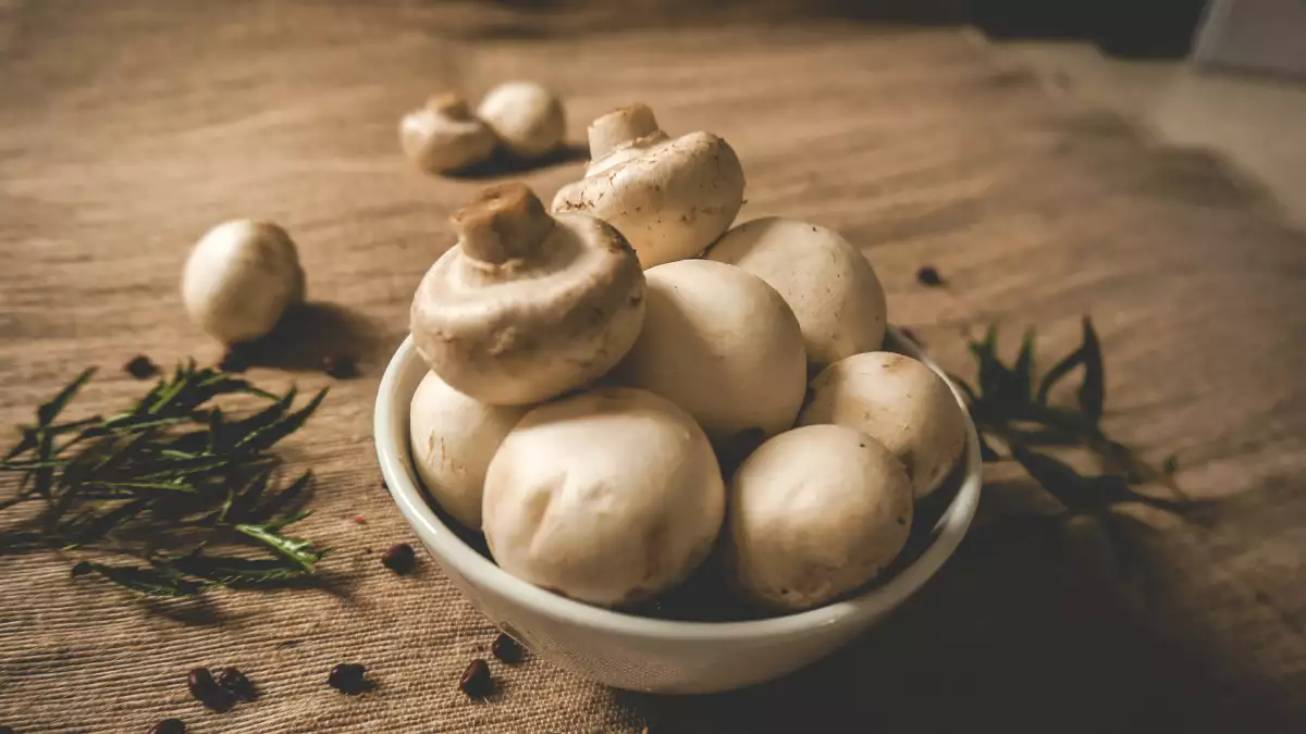 ¿Hay que pelar los champiñones antes de cocinarlos?