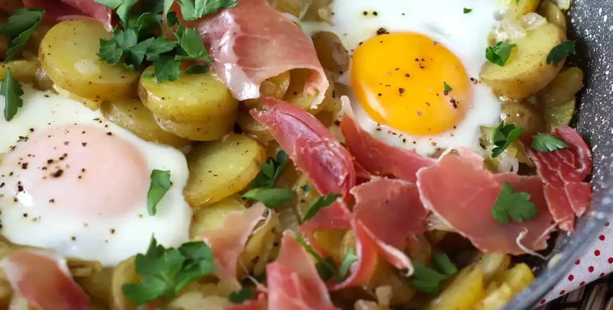 ¿No sabes qué cenar? Con patatas y huevos ya tienes casi todo para preparar este clásico español