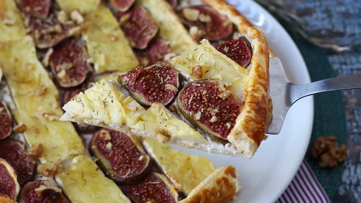 Antes de que termine la temporada de higos, prueba esta tarta fina de brie y nueces