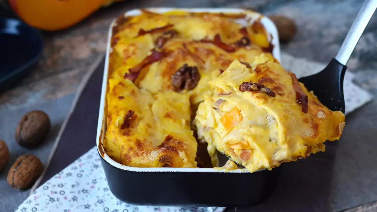 La lasaña de otoño que cambia el ragú por calabaza, speck y nueces