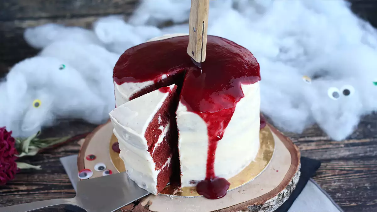 Tarta Red Velvet para Halloween: tres capas de bizcocho rojo y una decoración de miedo