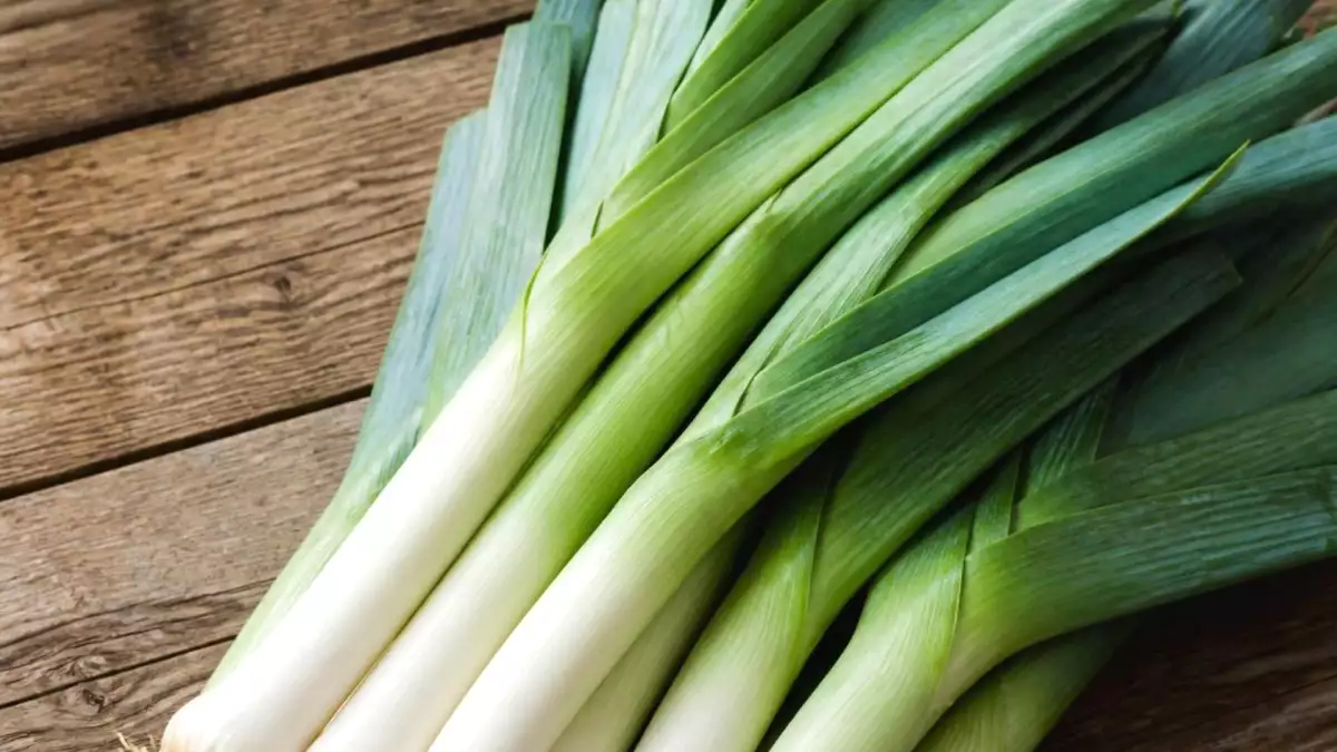 La parte verde del puerro también se come: cómo limpiarla y aprovecharla en la cocina