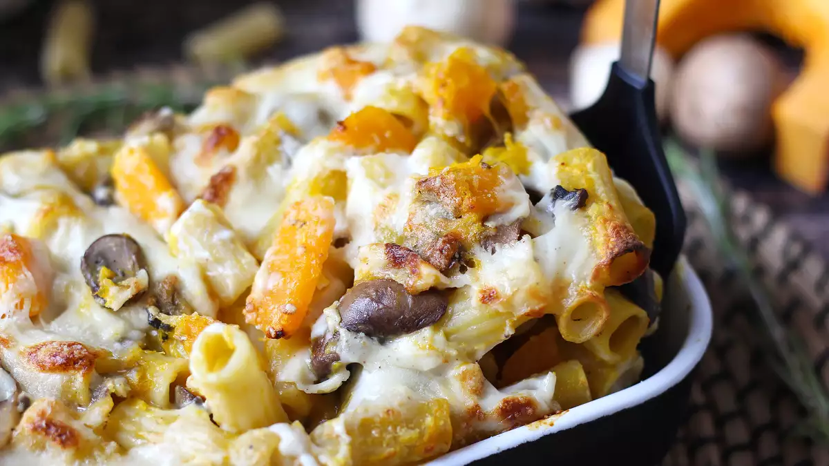Calabaza, setas y bechamel: una pasta al horno para volver a encender el horno