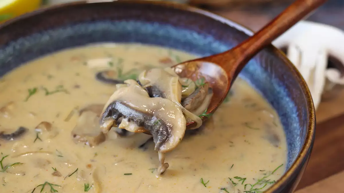 Esta sopa húngara de champiñones es tan cremosa que querrás repetir