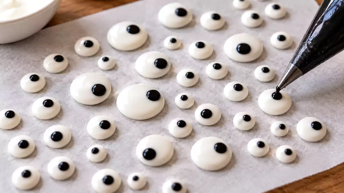 Aprende a hacer ojitos de azúcar en casa y dales un toque divertido a tus postres de Halloween