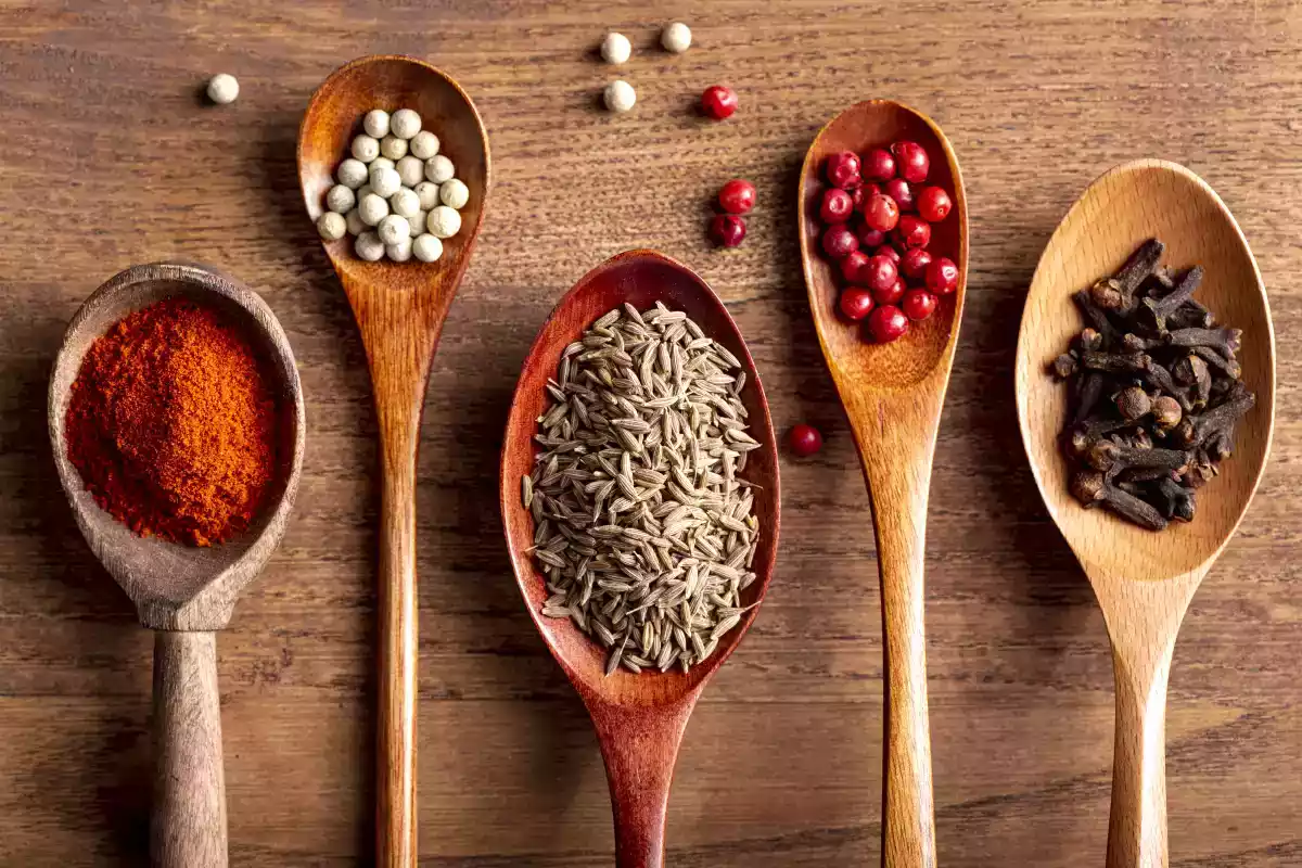 Oro en tu plato: los secretos que se esconden tras los exorbitantes precios del azafrán, la vainilla y las especias raras