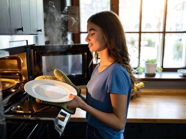Cómo usar el microondas para reducir a la mitad el tiempo en la cocina (sin sacrificar el sabor)