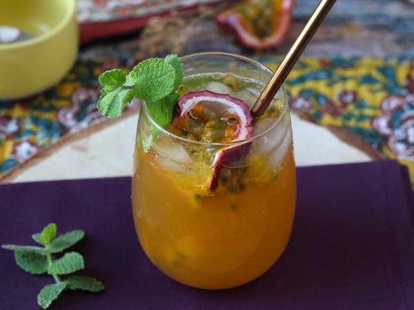 8 bebidas veraniegas ultrarrefrescantes que puedes preparar ahora mismo en casa (la número 5 te va a sorprender)