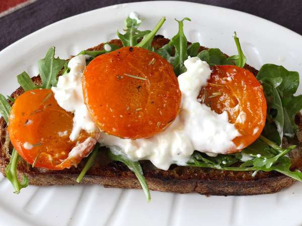 8 ideas de tostas veraniegas que puedes preparar en un abrir y cerrar de ojos