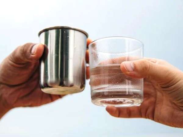 ¿Vaso de vidrio o de acero inoxidable: cuál mantiene la bebida fría durante más tiempo?