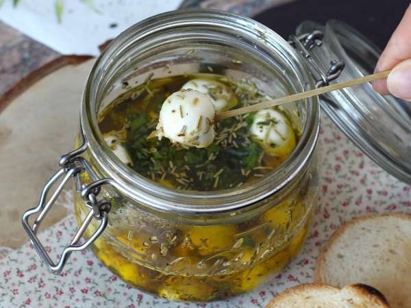 Bolitas de mozzarella marinadas: puro vicio. Desaparecerán de la mesa antes de que te des cuenta