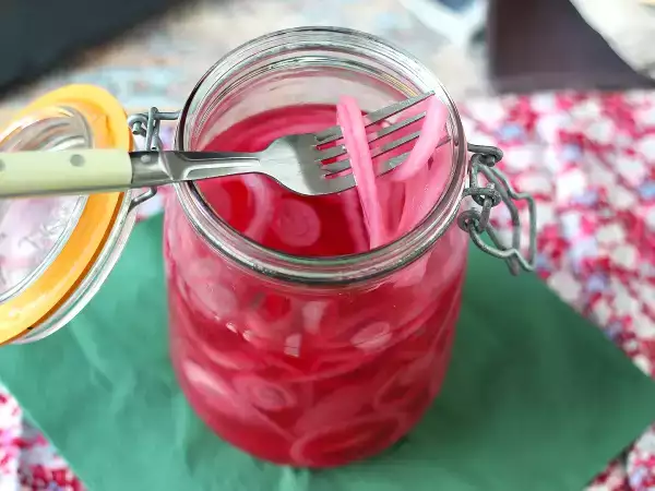 La receta exprés de cebollas encurtidas que usan los cocineros para dar contraste a sus platos