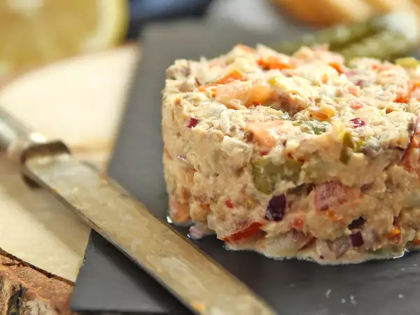 Convierte una lata de sardinas en un aperitivo digno de restaurante (fácil, barato y listo en 5 minutos)