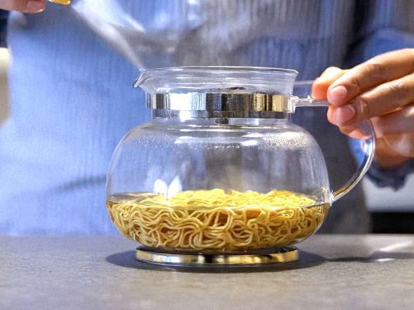 Este truco para hacer pasta en una cafetera sí funciona (y vas a querer probarlo)