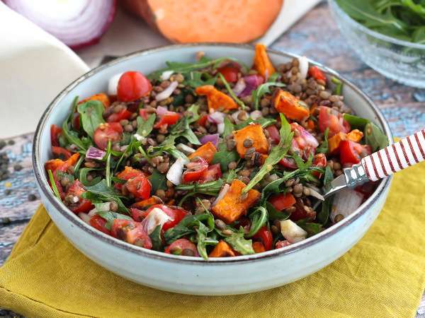 Esta ensalada de lentejas con boniato es una opción rápida y nutritiva y es probable que se convierta en tu nueva favorita