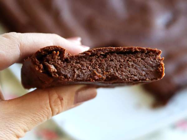 El pastel de chocolate más tierno y jugoso que probarás (sin mantequilla y sin gluten)
