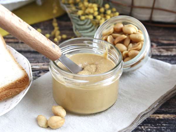 Cómo hacer crema de cacahuete casera con un solo ingrediente (y las mejores recetas para aprovecharla)