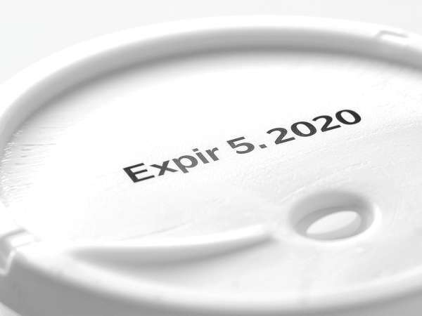 Alimentos que nunca debes consumir caducados (y los que sí pueden esperar un poco)