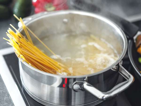 Por qué el agua de cocción de la pasta, esa que siempre tiras, es el secreto mejor guardado de la cocina italiana