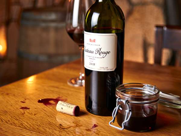 Olvida el corcho: la sumiller que ha revelado el truco más eficaz y barato para conservar el vino durante días