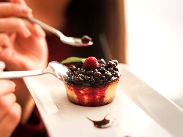 El postre es el mismo. La sensación, no: ¿sabías que el cubierto puede cambiar cómo te sabe?