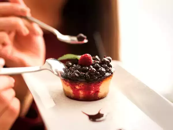 El postre es el mismo. La sensación, no: ¿sabías que el cubierto puede cambiar cómo te sabe?