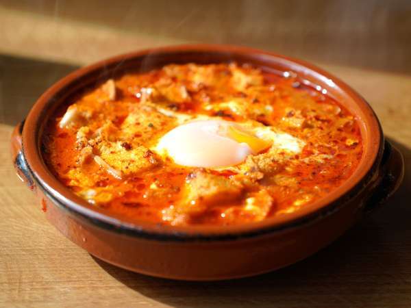 Sopa de ajo, el plato humilde que llegó a ser símbolo de la cocina tradicional española