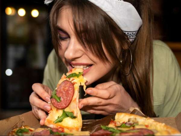 Olvídate de los cubiertos: lo que la ciencia ha descubierto sobre comer con las manos te dejará boquiabierto