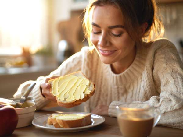 Pan con mantequilla: el dúo más reconfortante del desayuno… que también altera tu energía y tu ánimo