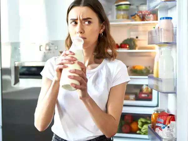 Beber leche fría directamente de la botella: la costumbre cómoda que quizá no sea tan buena idea