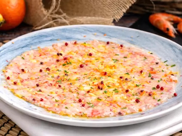 Carpaccio de gambas con cítricos y pimienta rosa: un entrante ideal para darle un aire nuevo al marisco de siempre