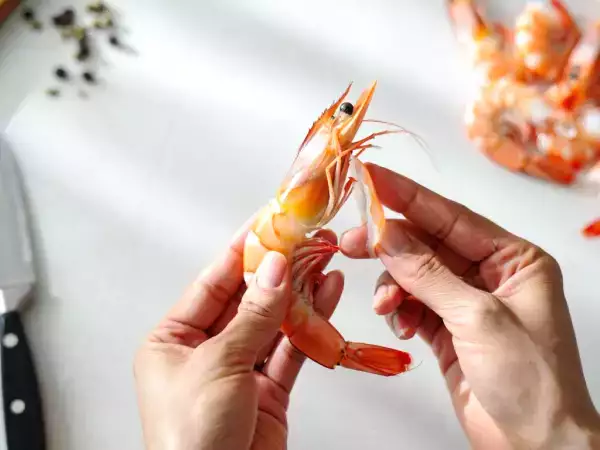 Este es el truco más sencillo para limpiar gambas, y cambiará tu forma de hacerlo para siempre