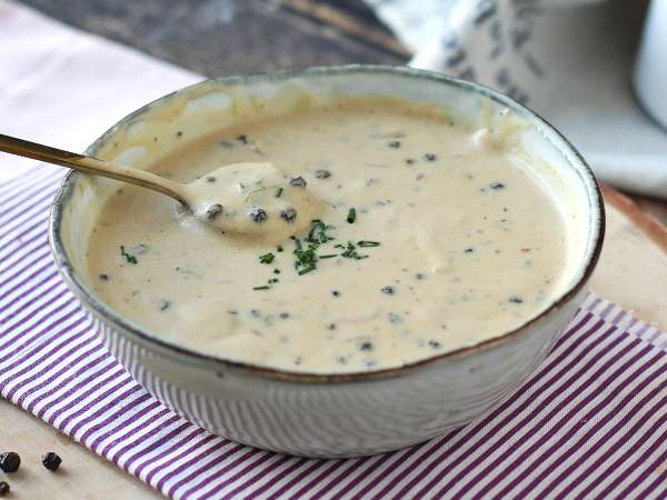 Salsa a la pimienta casera: el toque de restaurante para acompañar tus carnes de fiesta