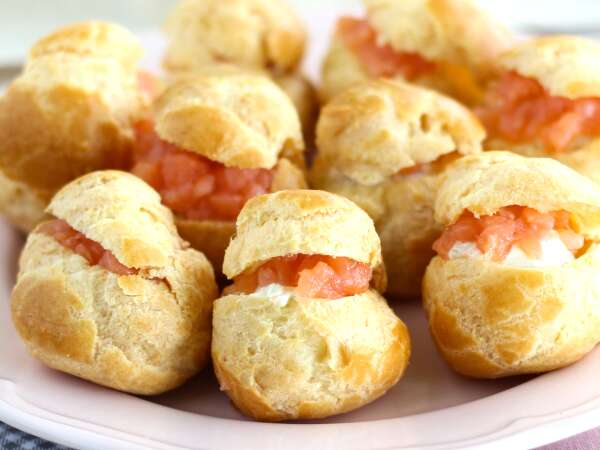 Profiteroles salados de masa choux: el bocado que anima el aperitivo de Navidad