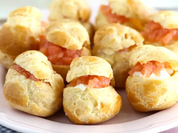 Profiteroles salados de masa choux: el bocado que anima el aperitivo de Navidad