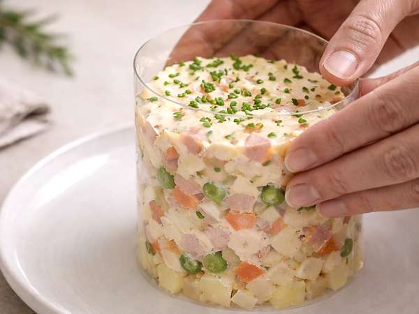 Sin aro de emplatar y con invitados: el apaño que salva la presentación de tus platos (con algo que ya tienes en casa)