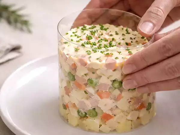 Sin aro de emplatar y con invitados: el apaño que salva la presentación de tus platos (con algo que ya tienes en casa)