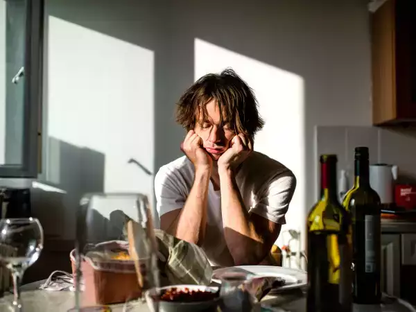 Cómo rehidratar el cuerpo después de una comida copiosa o una noche con alcohol