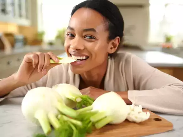 Por qué el hinojo es ideal después de las fiestas para deshinchar el vientre
