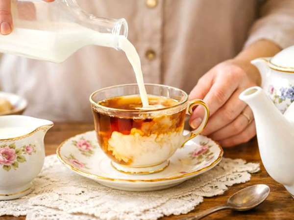 ¿Leche en el té? Esta costumbre británica tiene una explicación
