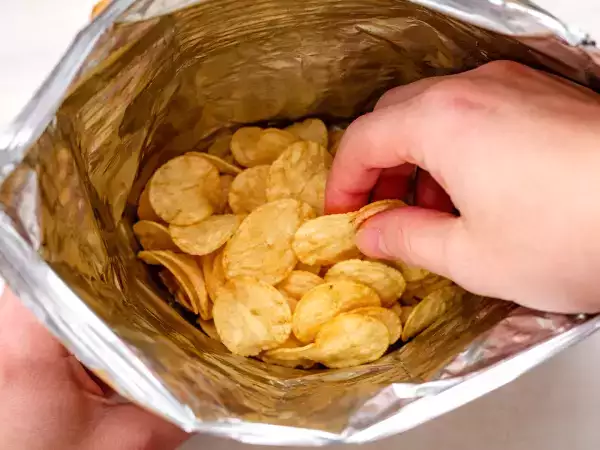 ¿Por qué hay tanto aire en las bolsas de patatas fritas? ¿Nos están engañando?