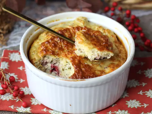 Este bizcocho proteico con frutos rojos se ha convertido en mi plan B favorito cuando me apetece algo dulce