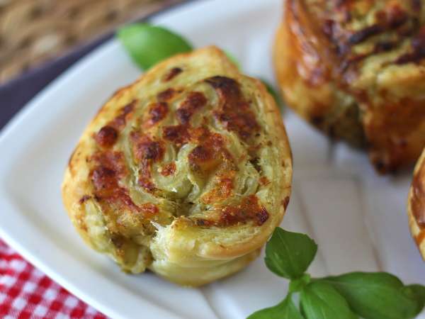 Estos hojaldes al pesto se preparan en 15 minutos… y desaparecen todavía más rápido