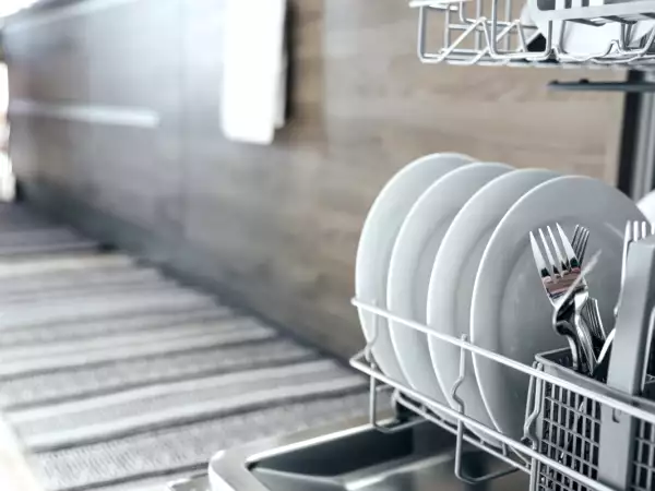 ¿Hay que enjuagar los platos antes de meterlos en el lavavajillas?