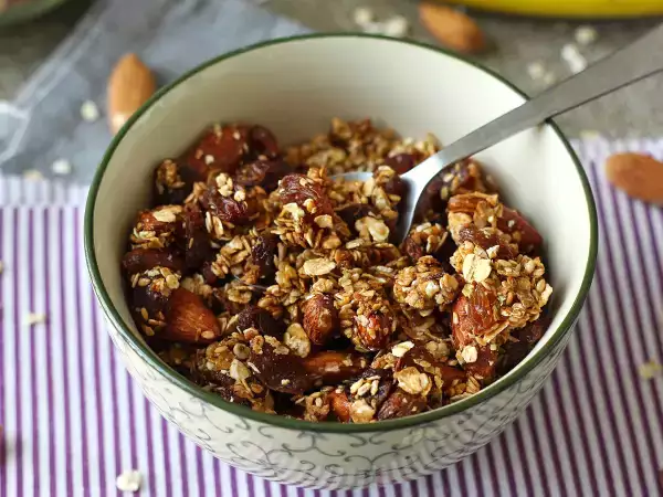 Esta granola crujiente se prepara en 15 minutos y sin encender el horno