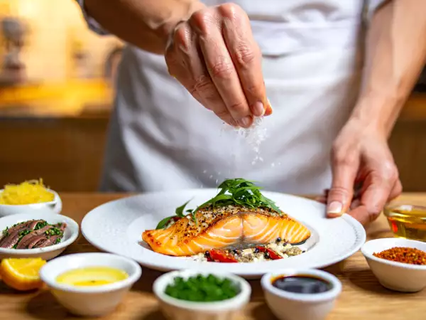 15 trucos de chefs para dar más sabor a tus platos (con ingredientes que ya tienes en casa)